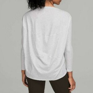 Lululemon Back in Action long sleeves shirt. Heathered light grey. Size 8.